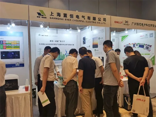 置恒工作人员向行业专家领导介绍产品 置恒携卓能电连接产品受邀参加第十一届中国智能电网学术研讨会(图3)
