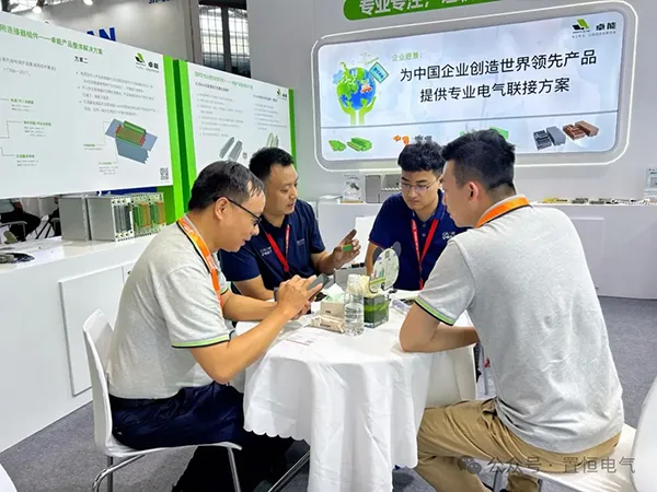 与来访企业客户展开合作洽谈 置恒电气邀您参展丨2024年新型配电系统技术大会!(图4)