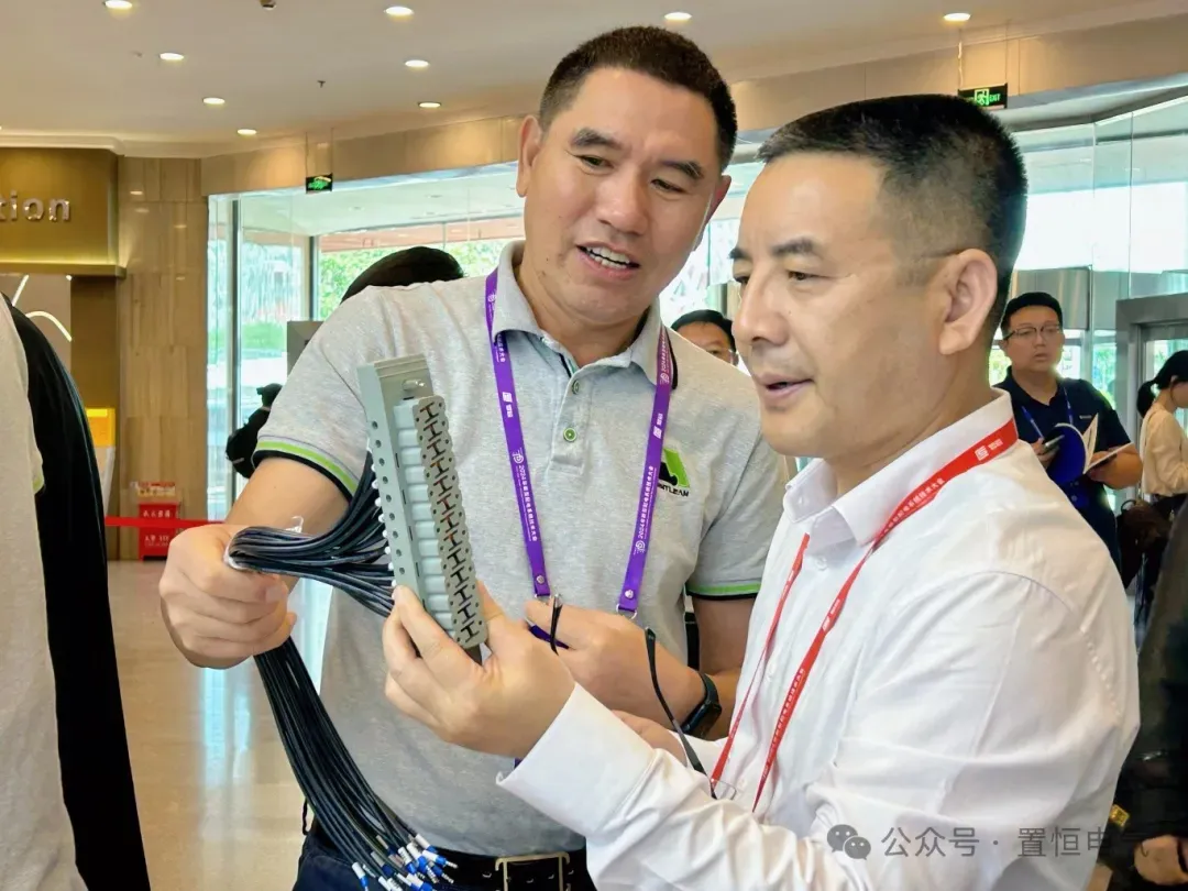 置恒姚总—为行业专家介绍产品 展会直击丨来新型配电系统技术大会领略置恒风采!(图3)