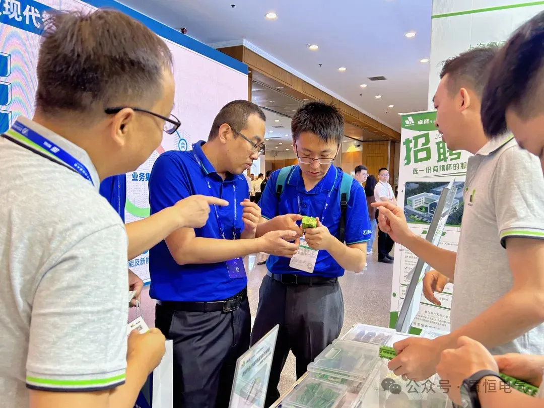 置恒工作人员为企业客户介绍产品 展会直击丨来新型配电系统技术大会领略置恒风采!(图4)